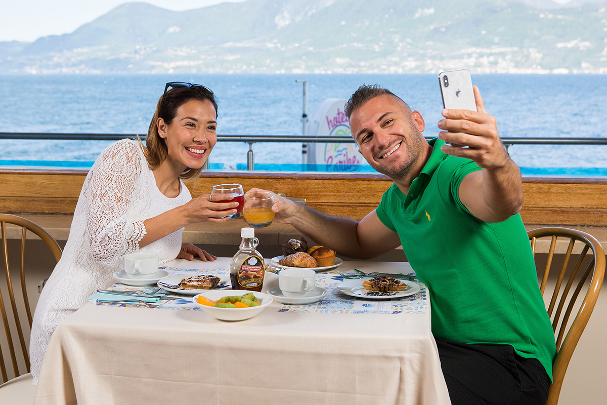 colazione-con-vista-sul-lago-di-garda-hotel-caribe colazione-con-vista-sul-lago-di-garda-hotel-caribe